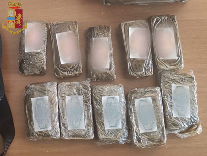 Sorpresi in auto con 1 kg di droga a Torino, arrestati cinque giovani