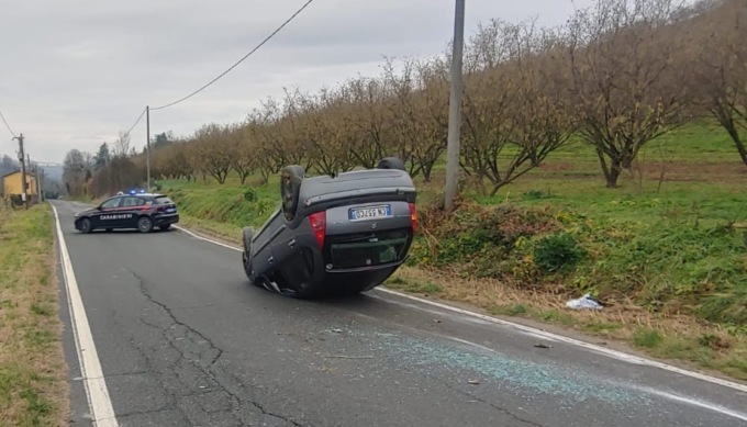 Ozzano Monferrato, perde il controllo e si ribalta con l’auto: ferito un uomo