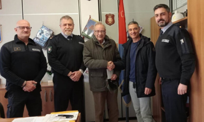 Valenza, cittadino aiuta Municipale a riconsegnare busta regalo persa