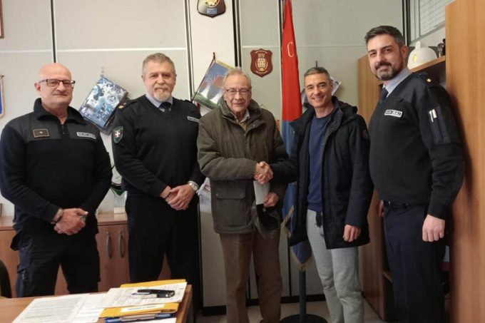 Valenza, cittadino aiuta Municipale a riconsegnare busta regalo persa