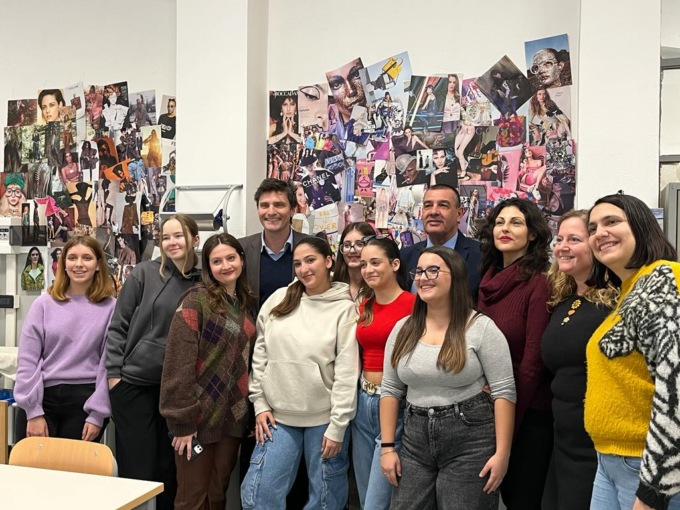 L’attore Lorenzo Flaherty in scena con l’abito creato da alcune ragazze dell’Istituto Fermi