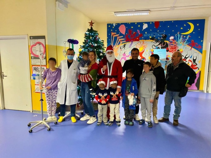 Il papà di due gemelli nati prematuri diventa Babbo Natale per ringraziare l’Ospedale Infantile