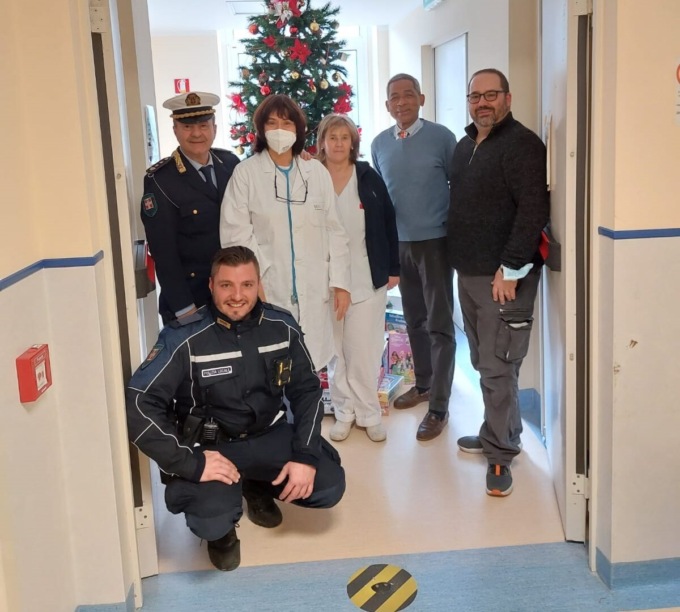 Gli agenti della Polizia Municipale incontrano i piccoli pazienti dell’Ospedale Civile San Giacomo