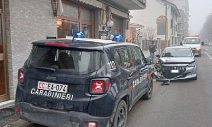 Tortona, perde il controllo dell’auto e va a sbattere contro i paletti