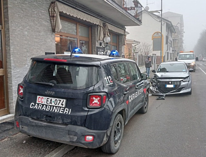 Tortona, perde il controllo dell’auto e va a sbattere contro i paletti