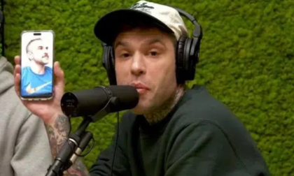 Fedez contro un hater durante il suo podcast, ma mostra la foto sbagliata di un casalese