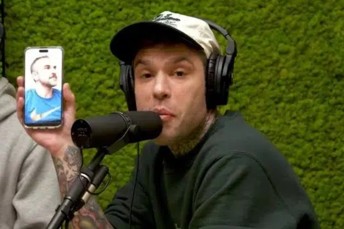 Fedez contro un hater durante il suo podcast, ma mostra la foto sbagliata di un casalese