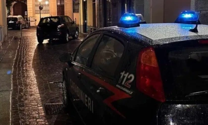Tortona, ubriaco alla guida sbatte contro ingresso di farmacia