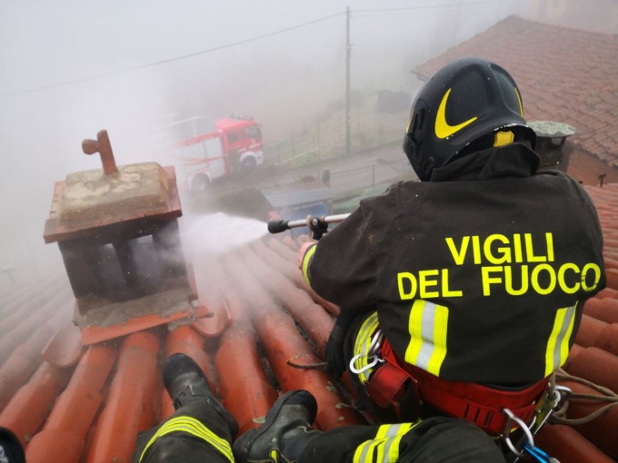 A fuoco canna fumaria a Tortona: intervengono i Vigili del Fuoco