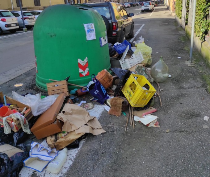 Rifiuti abbandonati accanto alla campana del vetro: identificati i trasgressori