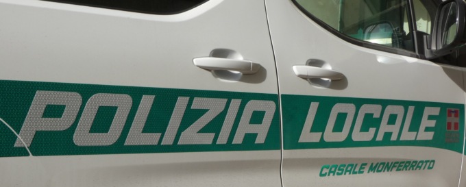 Danneggia due autovetture e si dà alla fuga,  denunciato un uomo a Casale Monferrato
