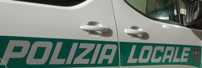 Ubriaco alla guida: danneggia due auto e fugge