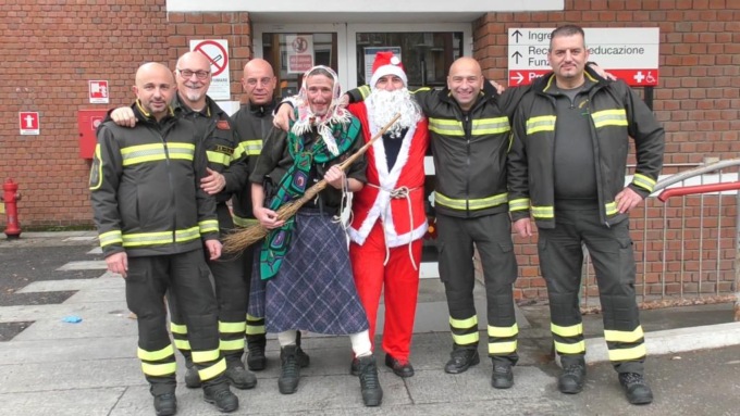 All’ospedale infantile di Alessandria la Befana dei Vigili del Fuoco
