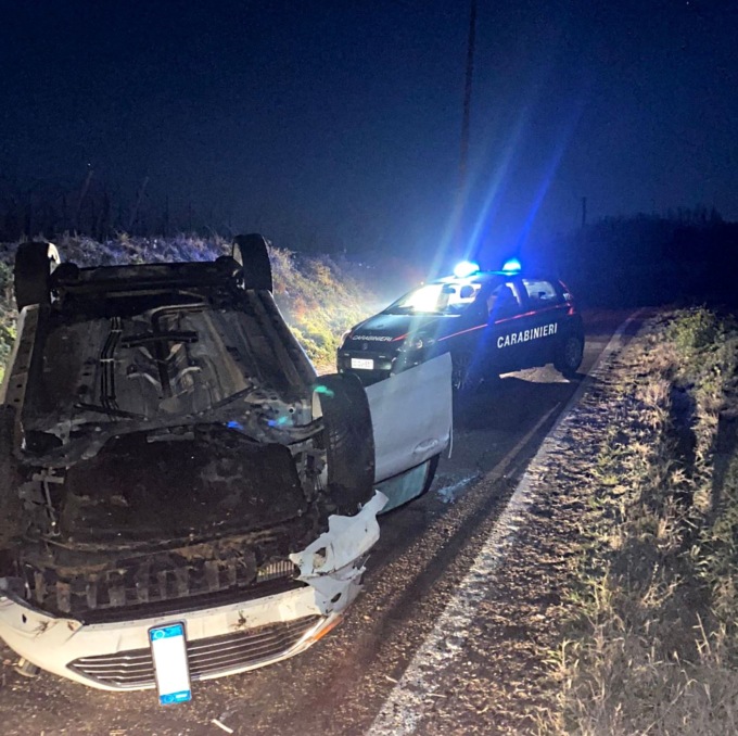 Monleale, auto si ribalta nella notte, nessun ferito