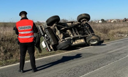 Predosa: perde il controllo del fuoristrada e finisce nel canale lungo la carreggiata