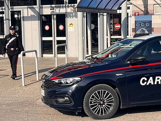 Casale Monferrato, le ruba il portafoglio mentre mette la spesa nell’auto e fugge: identificato dai Carabinieri