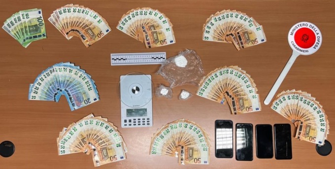 Cocaina e denaro nascosti nel seminterrato: denunciato un uomo a Capriata d’Orba