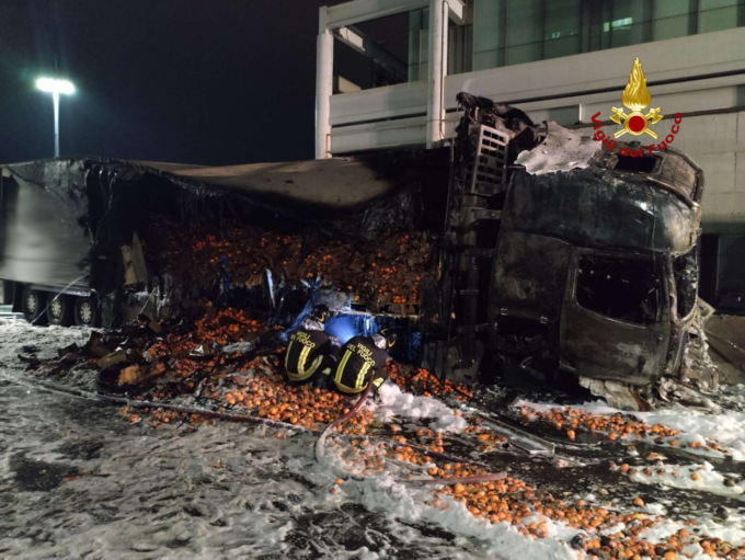 Genova, prende fuoco un camion nei pressi del terminal traghetti