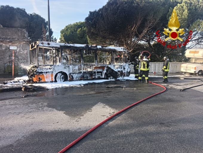 In fiamme un autobus al capolinea Belvedere, a Genova: nessun ferito