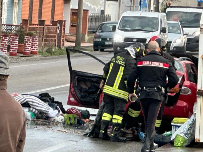 Spinetta Marengo, auto prende fuoco in via Genova