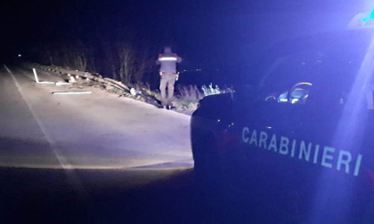 Guida ubriaco, finisce fuori strada e rifiuta di sottoporsi alle analisi