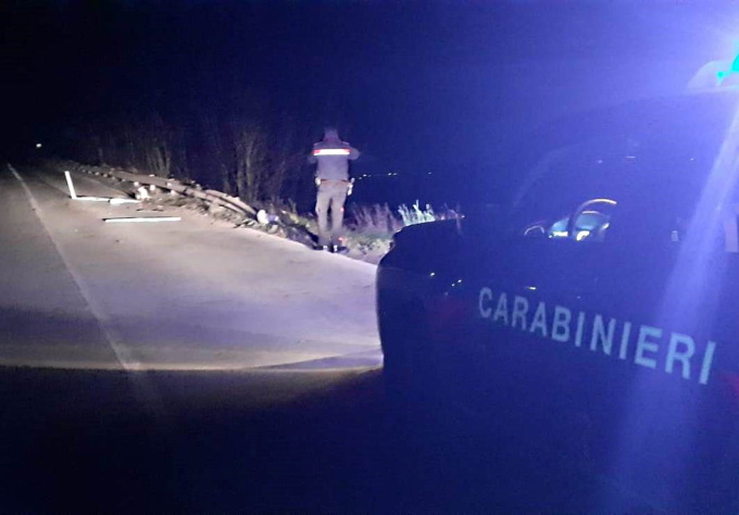 Guida ubriaco, finisce fuori strada e rifiuta di sottoporsi alle analisi