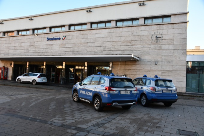 Asti: controllate dalla Polizia oltre cento persone e un esercizio commerciale