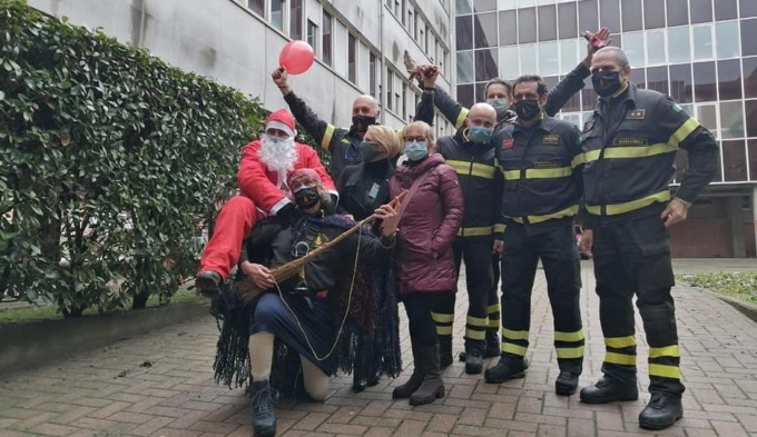 La “Befana” dei Vigili del fuoco emoziona i bimbi dell’ospedale