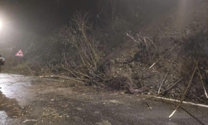 Frana lungo la provinciale 204 a Cremolino: strada chiusa al traffico