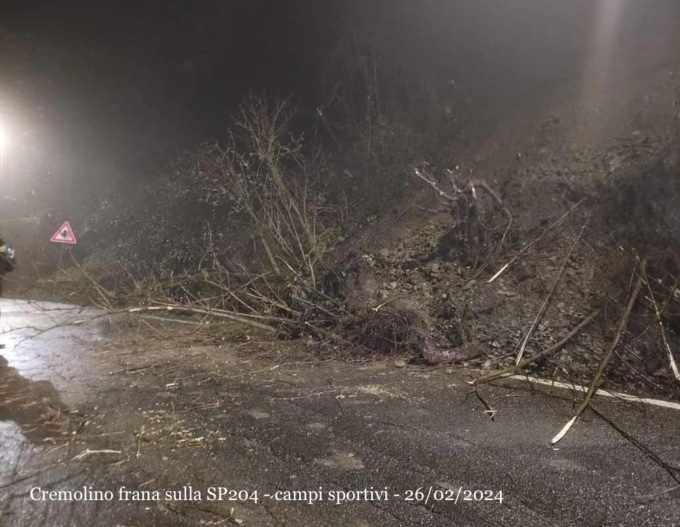Frana lungo la provinciale 204 a Cremolino: strada chiusa al traffico