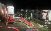 Cisterna colma di carburanti si ribalta: lungo intervento dei Vigili del fuoco