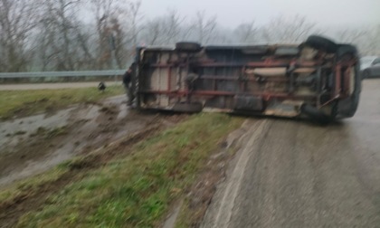 Furgone si ribalta lungo la strada provinciale 30: l'uomo alla guida sta bene