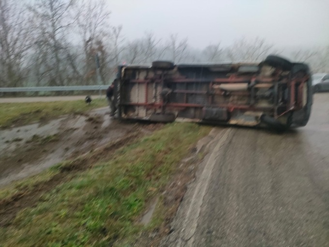 Furgone si ribalta lungo la strada provinciale 30: l’uomo alla guida sta bene