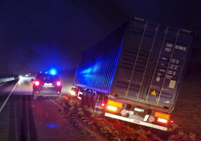Camion esce fuori sulla statale tra Tortona e Castelnuovo: strada chiusa al traffico