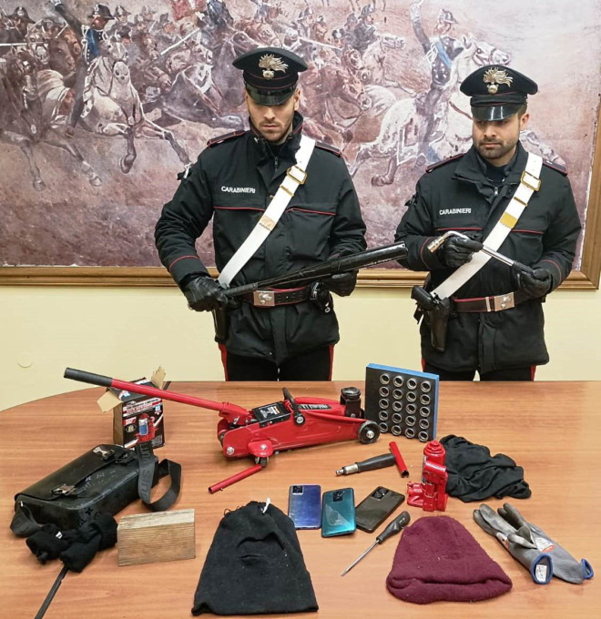 Tentato furto di pneumatici: i Carabinieri arrestano un giovane e un minorenne a Novi