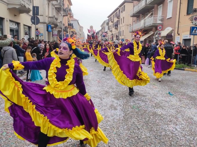 In 12.000 al Carnevale del Cristo che accende la città di Alessandria
