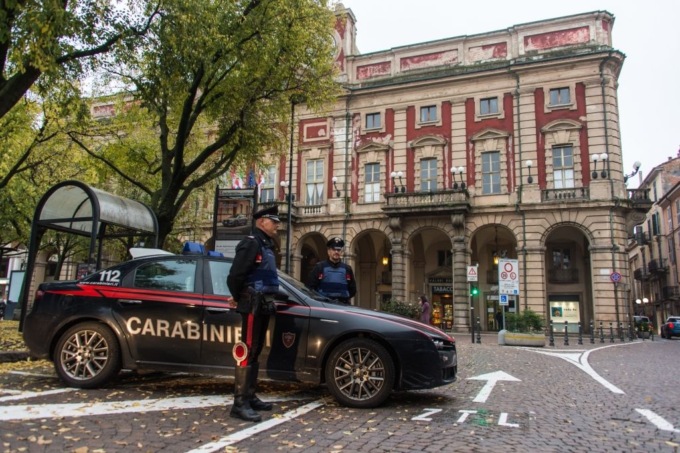 Alessandria, danneggia due centraline telefoniche e tenta di rubare un’auto per scappare