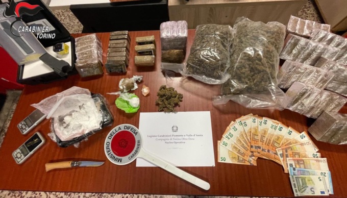 Torino, sequestrati 425 grammi di cocaina e 6,6 kg di hashish: in carcere due persone