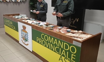 Seppellisce in un campo un milione e 700 mila euro. Un arresto nell'astigiano