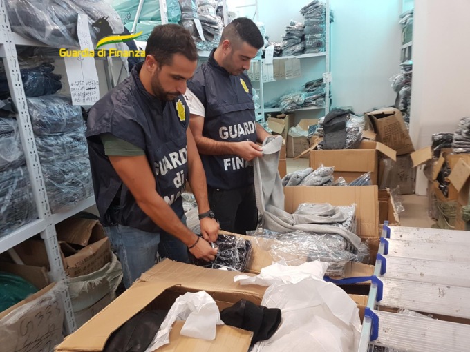 Gdf Torino, maxi sequestro di capi contraffatti provenienti dalla Turchia: fioccano denunce e un arresto