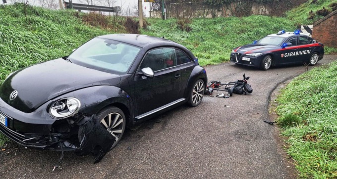 Villalvernia, col monopattino in contromano provoca un incidente: in ospedale il responsabile