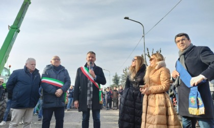 Protesta dei trattori oggi a Tortona, tra i manifestanti anche Ornella Muti e la figlia Naike