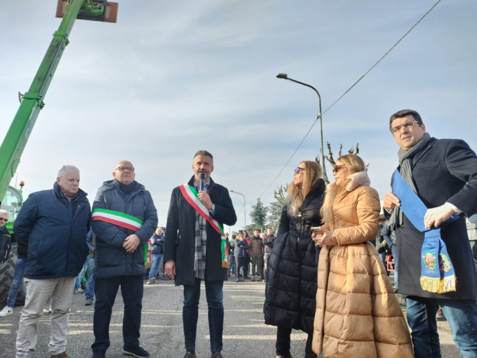 Protesta dei trattori oggi a Tortona, tra i manifestanti anche Ornella Muti e la figlia Naike