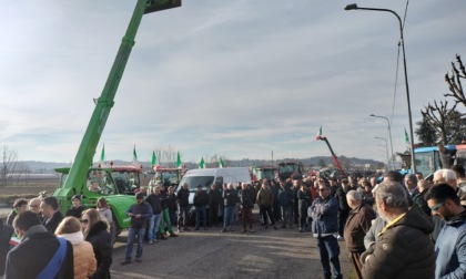 Trattori a Tortona, tra i manifestanti anche Ornella Muti e sua figlia Naike