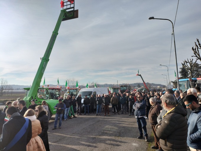 Trattori a Tortona, tra i manifestanti anche Ornella Muti e sua figlia Naike