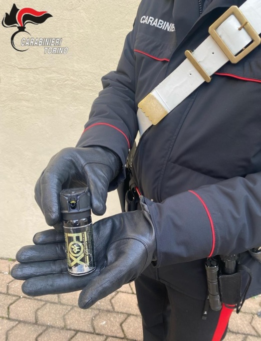 Scoperto mentre tenta di truffare un’anziana, aggredisce i Carabinieri con lo spray urticante: arrestato nel torinese