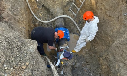 Via dei Preti a Valmadonna rimasta senz'acqua, rotta una tubatura: al lavoro i tecnici di Amag