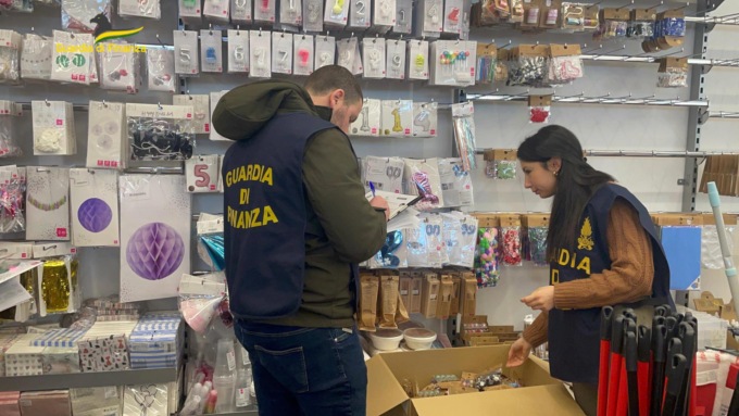 A Tortona maxi sequestro di pallet, tessuti e articoli per la casa non sicuri