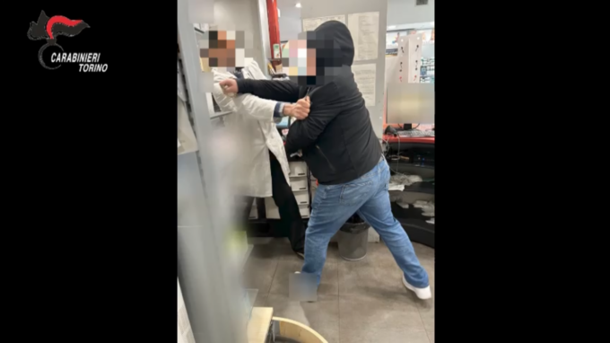 Collegno, Carabinieri arrestano rapinatore di farmacia