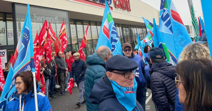 Alessandria, presidio dei lavoratori della grande distribuzione